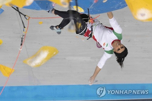 히잡 안 쓴 채 경기하는 이란 클라이머 레카비. 이란 클라이밍 선수 엘나즈 레카비(33)가 지난 16일 서울에서 열린 2022 국제스포츠클라이밍연맹(IFSC) 아시아선수권대회에서 히잡을 쓰지 않은 채 경기하고 있다. 이날부터 18일까지 그의 행방이 묘연해지자 일각에서는 그가 최근 '히잡 의문사'로 큰 혼란을 겪는 이란 당국에 의해 납치된 것이 아니냐는 의혹이 제기됐다. [서울 AP=연합뉴스]